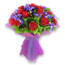 Blumenstrauß aus Rosen und Irisen