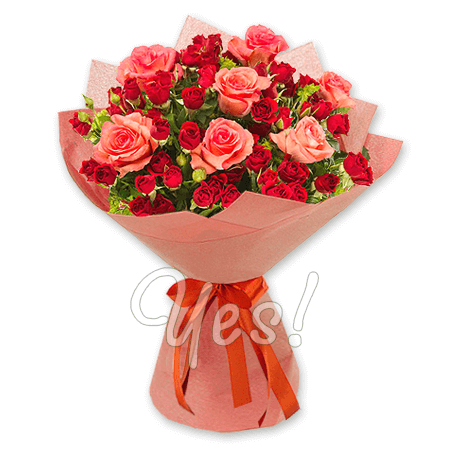 Blumenstrauß aus roten und rosigen Rosen
