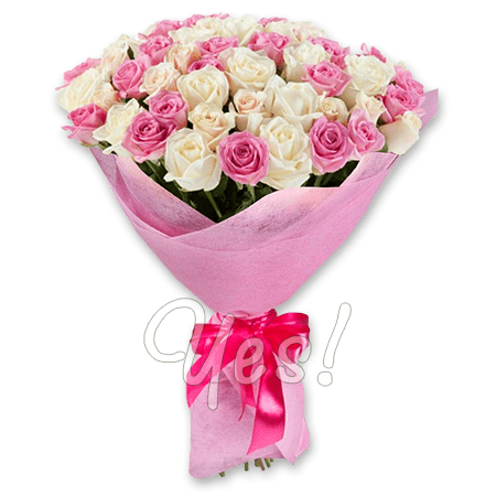 Букет з білих і рожевих троянд прикрашений гипсофилой